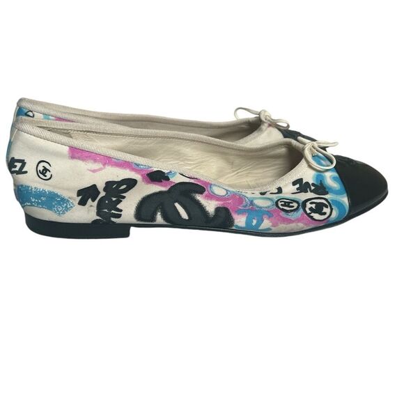CHANEL BLACK WHITE & PURPLE CANVAS ALMOND TOE GRAPHIC BOW BALLET FLATS SIZE 10.5 - Picture 1 of 12